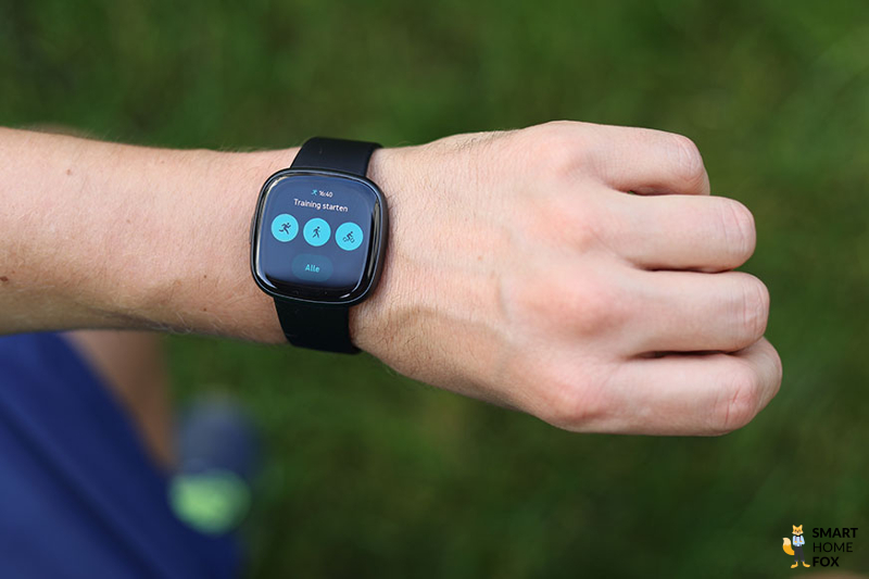 Man sieht die Sportmodi auf der Fitbit Versa 4.